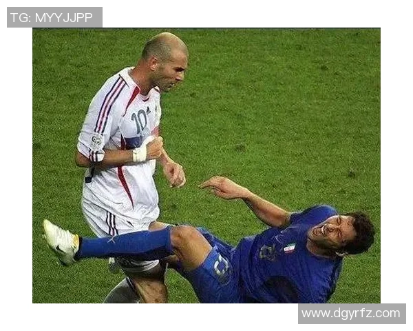 足球场上的笑脸明星男孩展现激情与活力的完美瞬间 足球场上的笑脸明星男孩展现激情与活力的完美瞬间