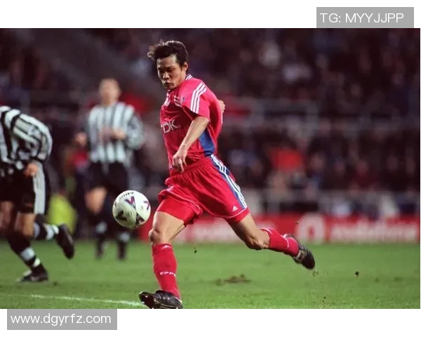 足球明星挑战踢瓶子视频引发热议展现惊人技巧与幽默风采