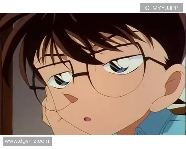 足球明星眼神忧郁的背后故事揭示了他们内心的挣扎与追求梦想的艰辛历程