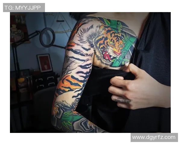 足球明星热衷个性化纹身背后故事揭秘老虎纹身的象征意义与影响 足球明星热衷个性化纹身背后故事揭秘老虎纹身的象征意义与影响